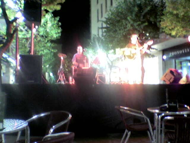 Spielen mit Rafa Gradin im Stadtzentrum von Orense in Galicien Spanien