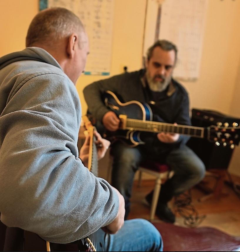 Alfredo Padilla gibt Unterricht im Kulturhof Itzehoe